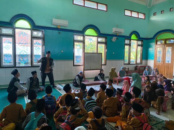 Mahasiswa KKN DR 8 Ajak Anak-anak TPQ El Karim Kalikudi Semangat Belajar al-Qur’an