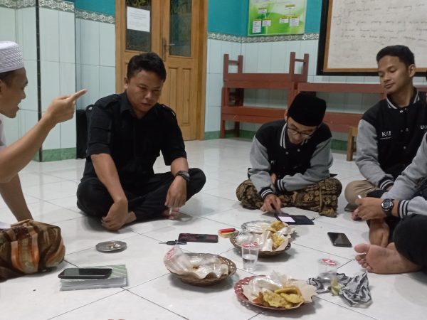 Rapat Kerja Pengurus Takmir Masjid Baitul Karim Kalikudi Bersama Mahasiswa KKN DR 8 UNUGHA