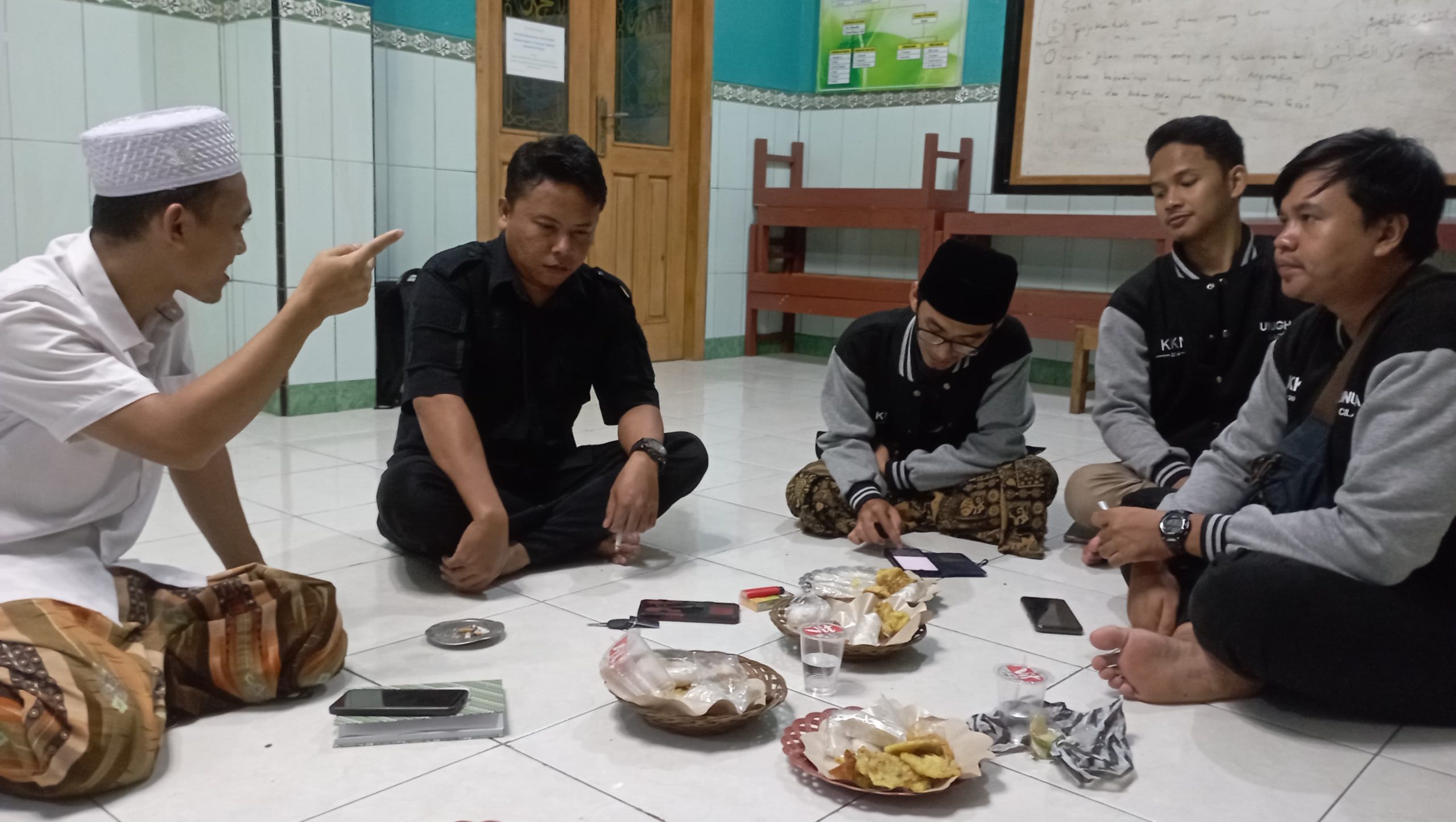 Rapat Kerja Pengurus Takmir Masjid Baitul Karim Kalikudi Bersama Mahasiswa KKN DR 8 UNUGHA