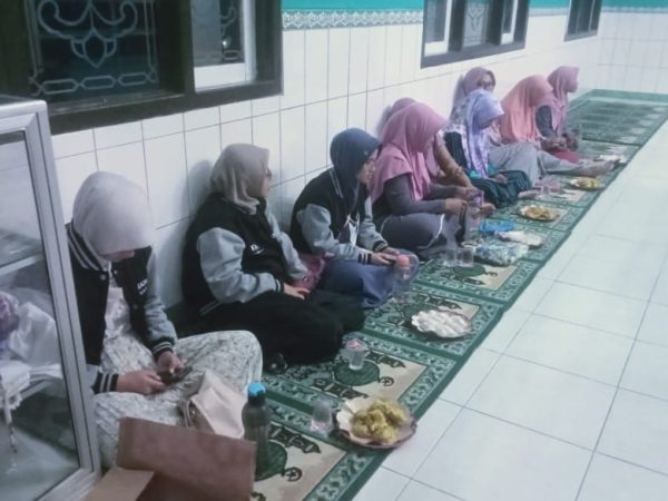 Partisipasi Mahasiswa KKN DR 8 UNUGHA dalam Kegiatan Yasinan dan Tahlil di Masjid Baitul Karim Kalkudi