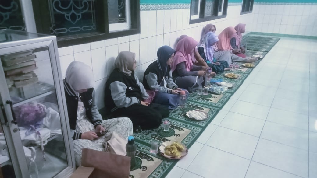 Partisipasi Mahasiswa KKN DR 8 UNUGHA dalam Kegiatan Yasinan dan Tahlil di Masjid Baitul Karim Kalkudi