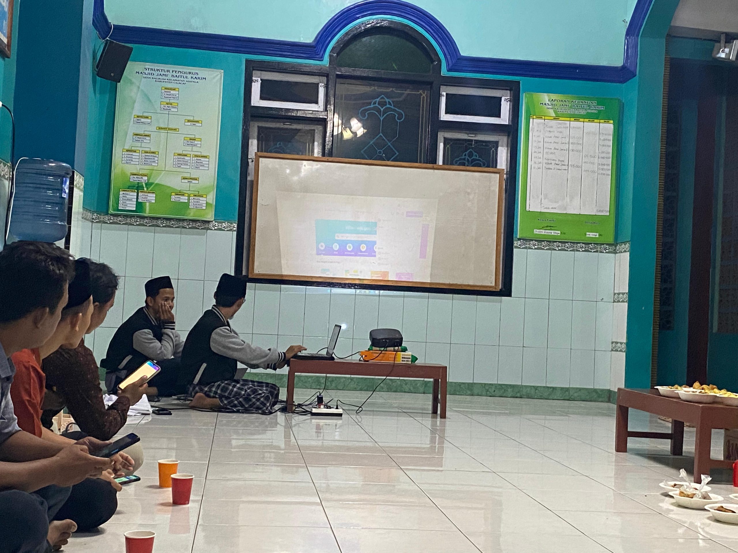 Menggali Kreativitas Digital: Mahasiswa KKN UNUGHA Latih Warga Kalikudi Desain Grafis dengan Canva