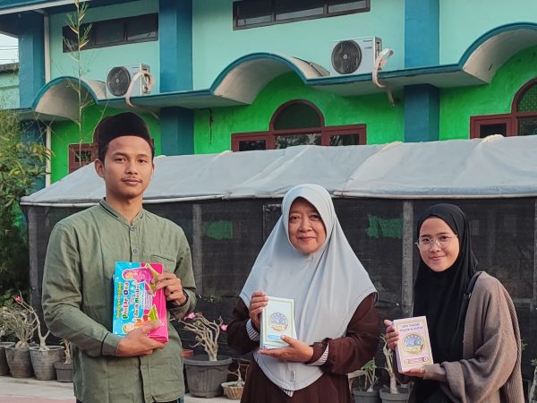 Mahasiswa KKN DR 8 UNUGHA Berikan Hibah Media Pembelajaran kepada TPQ El Karim Kalikudi