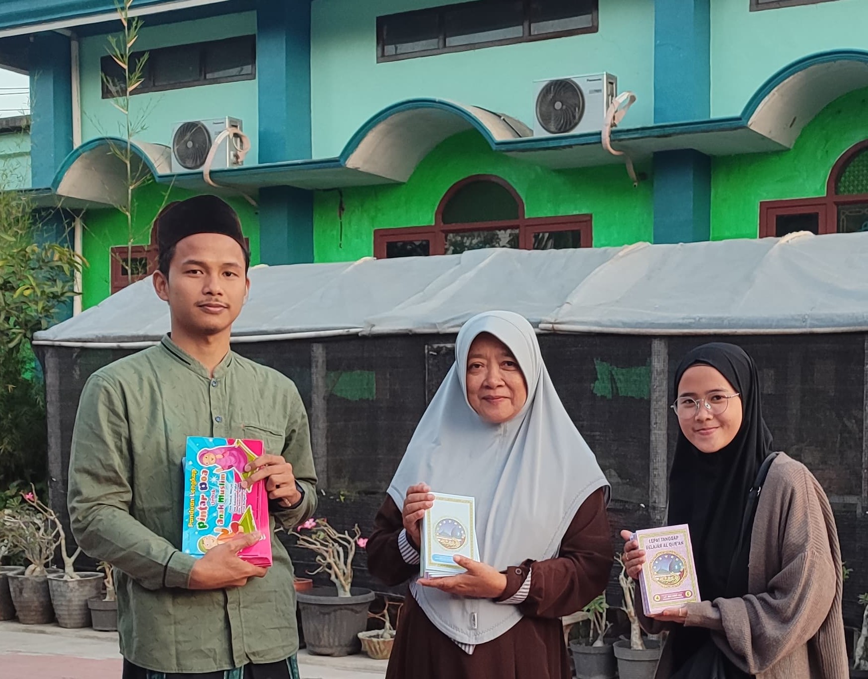 Mahasiswa KKN DR 8 UNUGHA Berikan Hibah Media Pembelajaran kepada TPQ El Karim Kalikudi