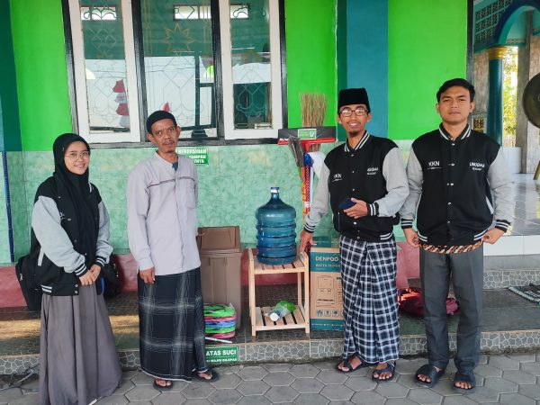 Peningkatan Fasilitas Masjid: Mahasiswa KKN UNUGHA Berikan Hibah untuk Masjid Baitul Karim