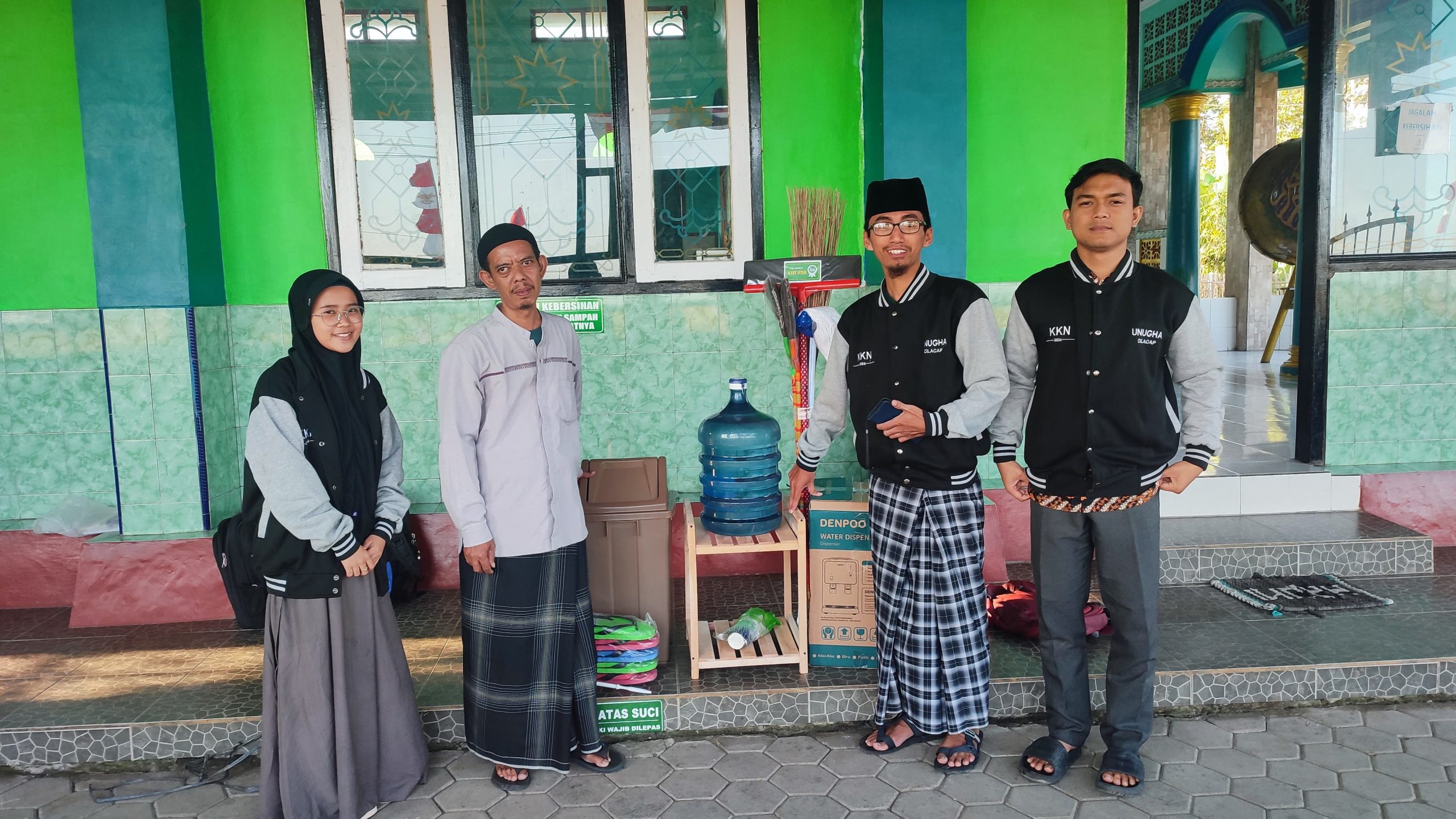 Peningkatan Fasilitas Masjid: Mahasiswa KKN UNUGHA Berikan Hibah untuk Masjid Baitul Karim