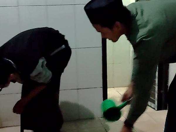 Semangat Gotong Royong: Mahasiswa KKN DR 8 Bersihkan Masjid Baitul Karim Kalikudi