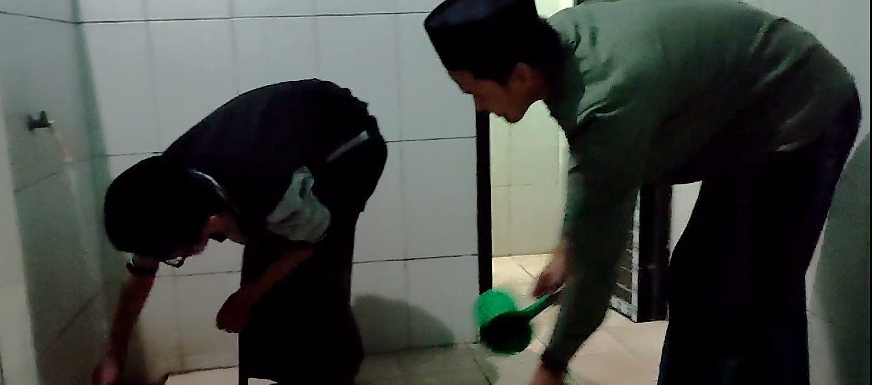 Semangat Gotong Royong: Mahasiswa KKN DR 8 Bersihkan Masjid Baitul Karim Kalikudi