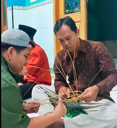 Warga Kalikudi Kembangkan Keterampilan: Mahasiswa KKN UNUGHA Ajar Pembuatan Piring Lidi